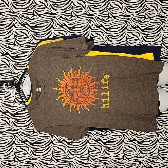 3 T-shirts in excellent like new condition. - Picture 2 of 5